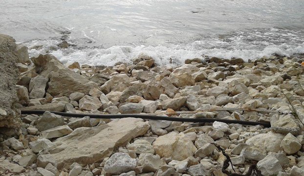 NEBRIGA GRADA: Izvirili kablovi na žalu plaže Rezalište