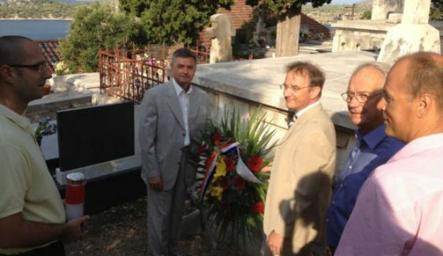 Položeni vijenci na grob Ante Šupuka