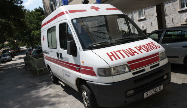Bušio gume na parkiralištu Doma zdravlja u Drnišu