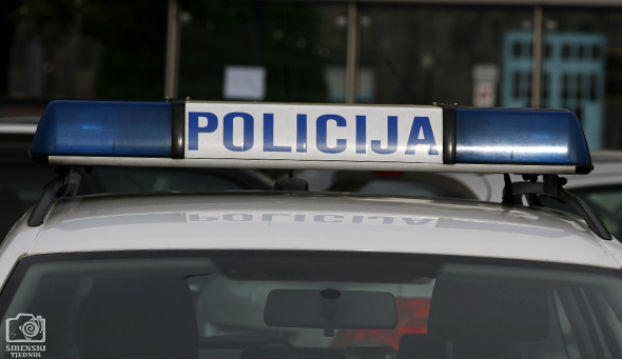 NAPETO SINOĆ U CENTRU ŠIBENIKA: Muškarac prijetio pištoljem u kafiću, svladala ga policija