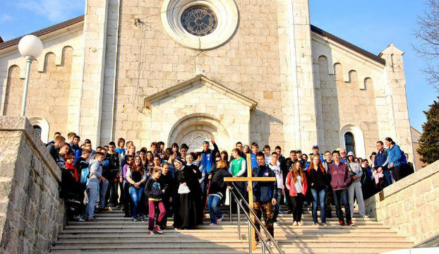 Mladi Drnišani sudjelovali na križnom putu od Drniša do Promine