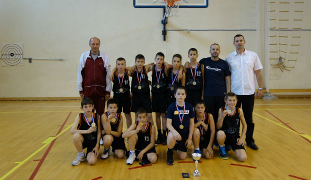 FOTO: Mladi košarkaši DOŠK-a osvojili srebro na drniškom turniru