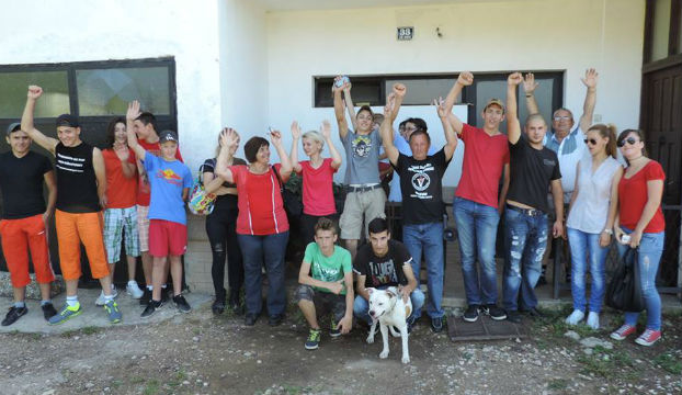 UŽIVO: Deložacija u Kninu: Pozlilo gopođi Mišković, aktivisti se svađaju s policijom