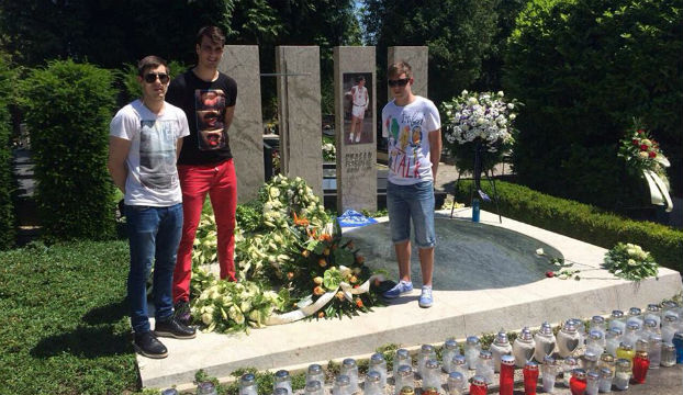 Dario Šarić i Martin Junaković položili vijence na Draženov grob na Mirogoju