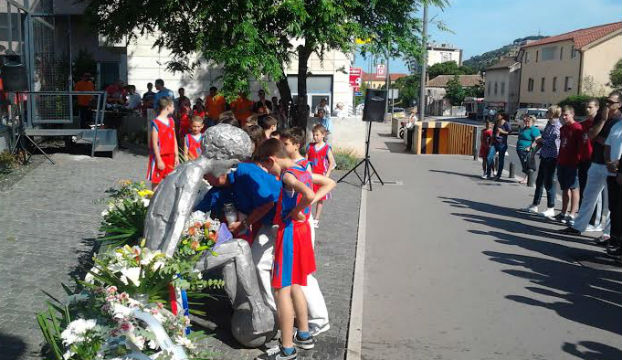 FOTO: Tužna obljetnica: Položeni vijenci kod spomenika Dražena Petrovića na Baldekinu
