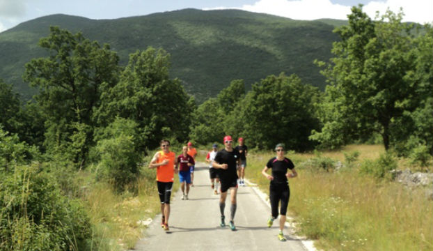 FOTO: Za tri i pol sata sudionici polumaratona pretrčali stazu od Drniša do Knina