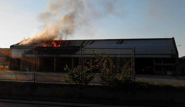 Ugašen požar na krovištu zgrade Jadrantransa u Drnišu