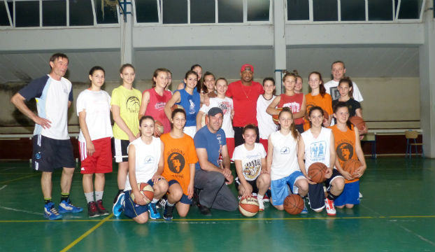 FOTO: Ronald Ross sa zlatnim vodičkim košarkašicama!