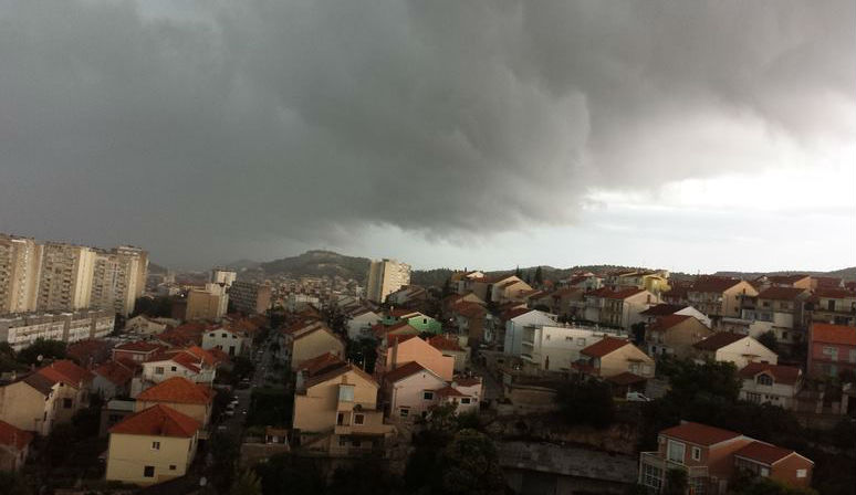 ŠIBENIK METEO: Stigla ciklona iz Italije,sutra nas očekuje nešto stabilnije vrijeme