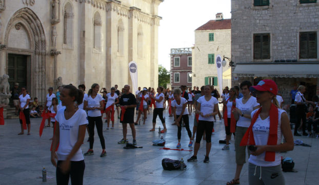 FOTO: POKRENI SE: Preko 50 vježbača kod katedrale promovira zdrav život