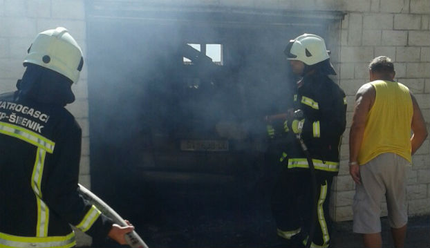 FOTO: Požar u garaži u Strossmayerovoj ulici, izgorio automobil