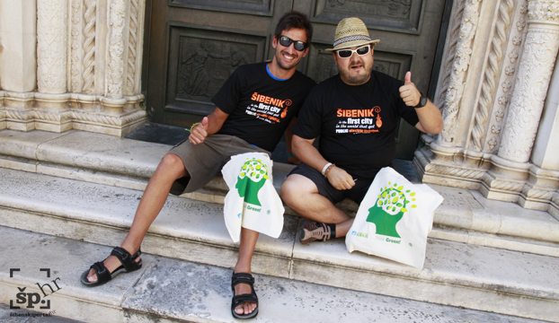 FOTO: Turistima podijeljene majice ‘Bio sam u Šibeniku, gradu koji je prvi na svijetu dobio javnu rasvjetu’