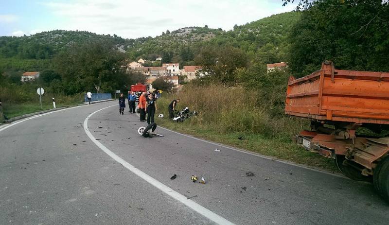 FOTO: Jedna osoba ozlijeđena u sudaru kamiona i motocikla kod Skradina