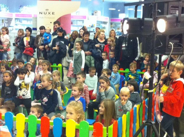 Djeca i roditelji oduševljeni predstavom ‘Kuki i Kvaki’ u Dalmareu