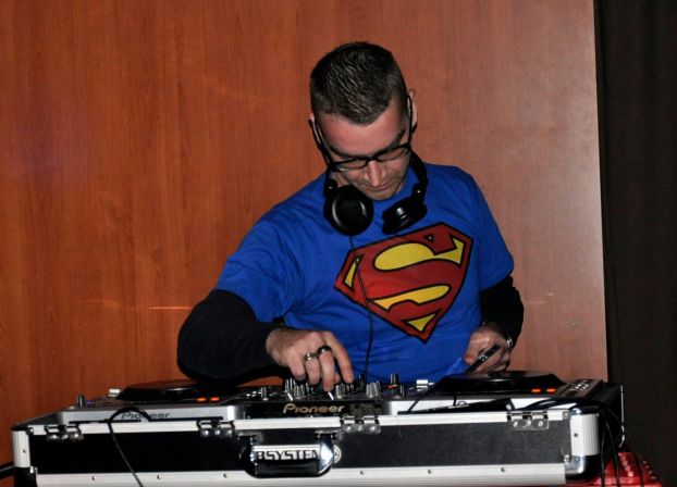 KUGLANA: Na Badnjak DJ Supermen ispunjava želje, na Božić egzibicionizam na karaokama