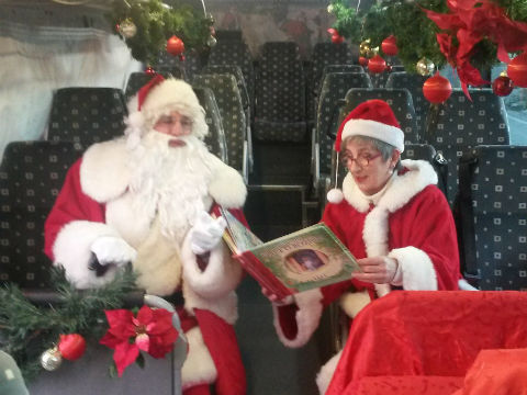 Djed Božićnjak u božićnom autobusu posjetio djecu Zatona i Rasline