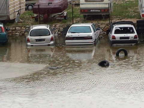 FOTO: Potopljeno dvorište autosalona Ford u Ražinama