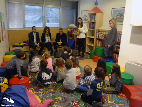FOTO: VESELO DRUŽENJE U KNJIŽNICI: Gradonačelnik mališanima iz DV Varoš čitao priču