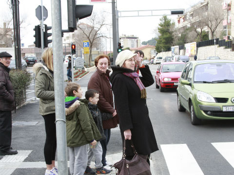 FOTO: Na novom križanju Bosanske i Radićeve pješaci po pet minuta čekaju za preći cestu