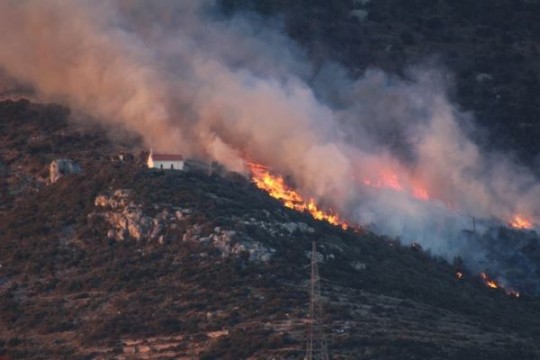 Tijekom 12 sati zabilježeno 13 požara u županiji, požar u Raslini gasilo 20 vatrogasaca i kanader