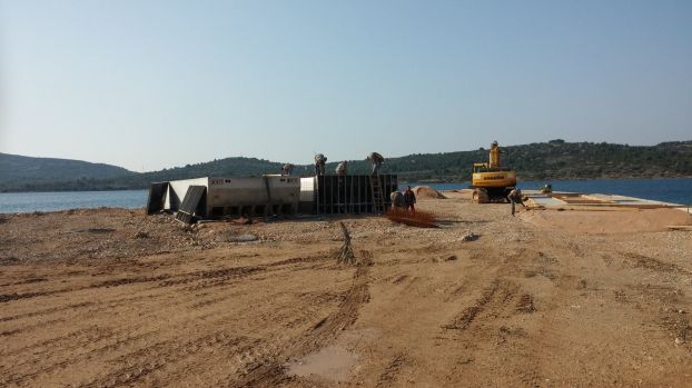 FOTO: Napreduju radovi na uređenju rive i izgradnji marine u Pirovcu