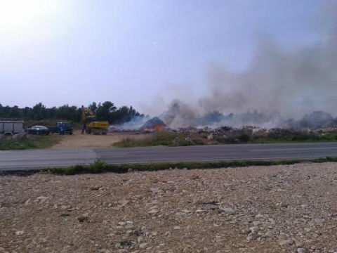 FOTO: OČIMA GRAĐANA: Tri dana pali se industrijski otpad kod MŽ-a, ljudi se guše u dimu