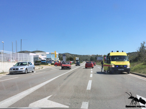 Vozač Opelovog kombija (55) prebrzo vozio i zabio se u Mazdu kod Šibenskog mosta. Četiri osobe lakše ozlijeđene