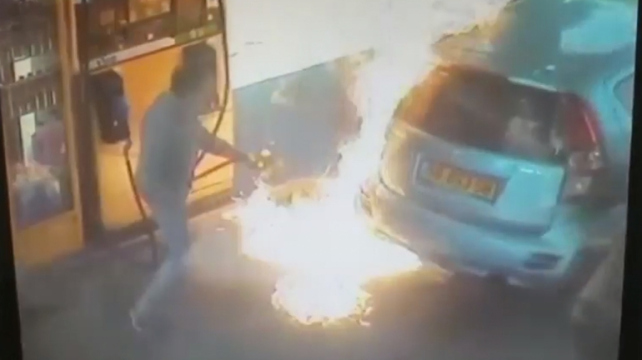 VIDEO: OPREZNO S NIKOTINSKOM KRIZOM: Žena zapalila automobil i pumpu