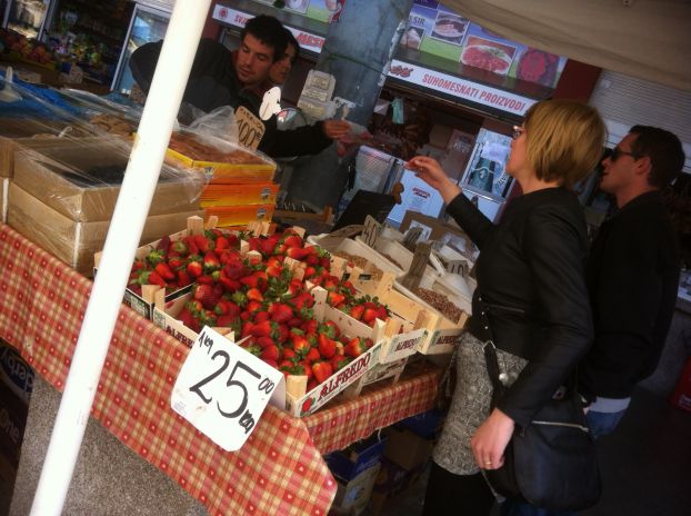 FOTO: Počela sezona jagoda na šibenskoj tržnici, a tu su i sadnice rajčica