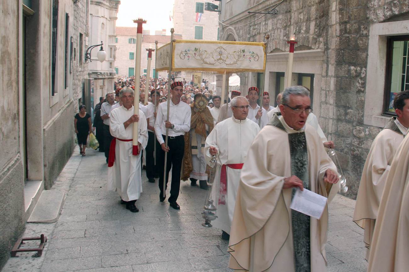 FOTO: Procesijom i misnim slavljem u krcatoj katederali proslavljen blagdan Tijelova u Šibeniku