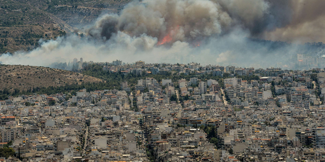 Grčka u dimu! Atena u plamenu, evakuiraju se sela i spašavaju ljudi s plaže