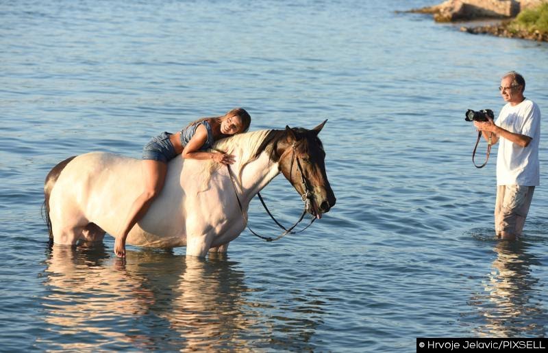 FOTO: Helena Bastić na konju snimila spot za novu pjesmu