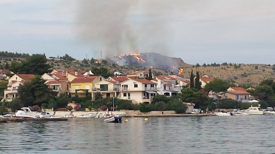 Iza 22 sata ugašen požar kod Žaborića, bez struje uz Žaborićane bili i mještani Jadrtovca i Grebaštice