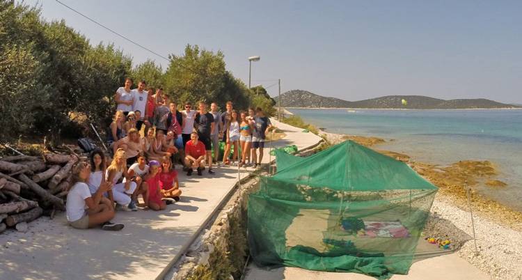 Tridesetak volontera čistilo prvićke plaže, najstariji volonter gotovo stogodišnjak