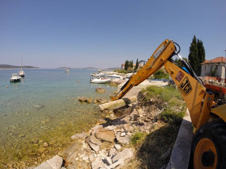 FOTO: Prvićke plaže očišćene od građevinskog i ostalog otpada