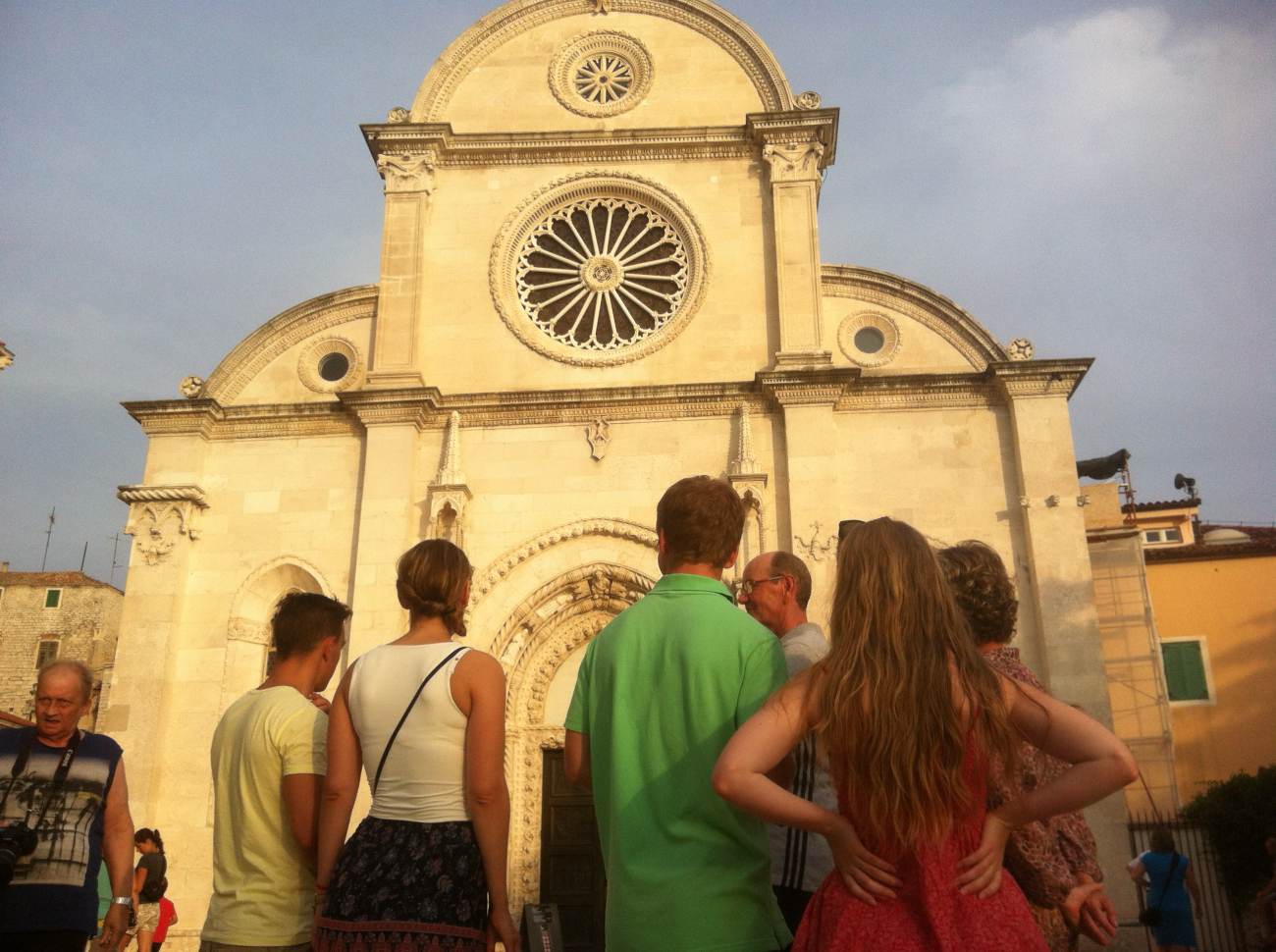 FOTO: Unatoč nesnosnim vrućinama turisti ne odustaju od razgledavanja Šibenika