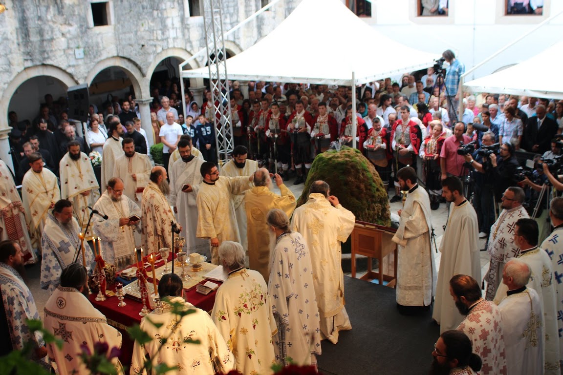 FOTO: Pravoslavni vjernici u manastiru Krka proslavili blagdan Preobraženja Gospodnjeg