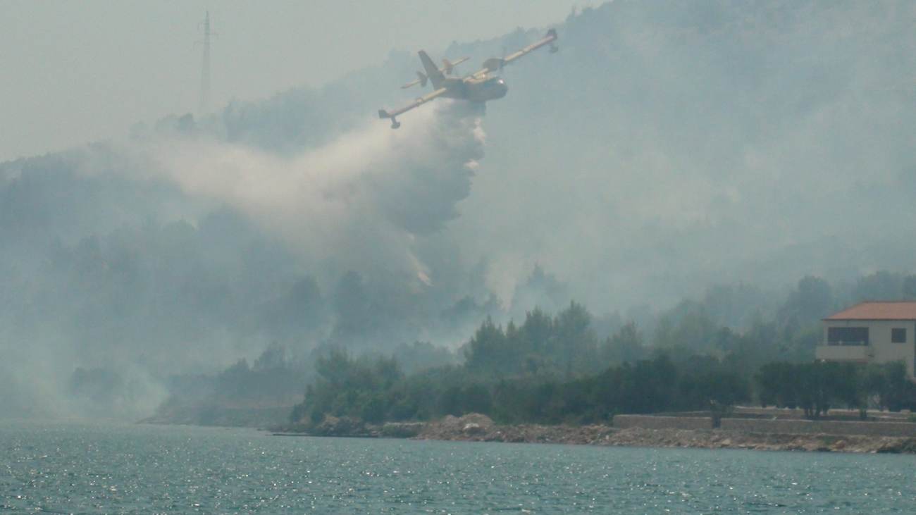 FOTO&VIDEO: Požar na području Rasline uništio maslinike i vinograde