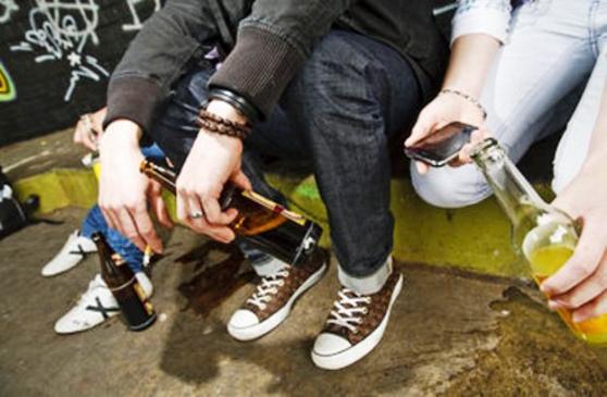 VIDEO: NOĆNA PATROLA: Mlađi od 16 u Hrvatskoj bez problema kupuju i konzumiraju alkohol