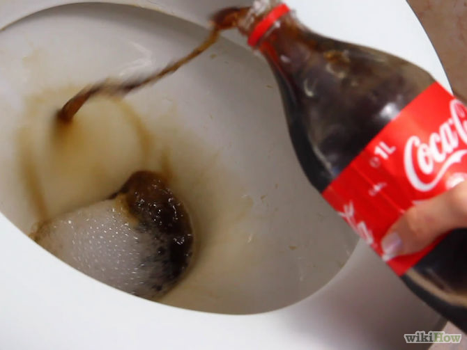 VIDEO: Očistite WC školjku Coca-colom
