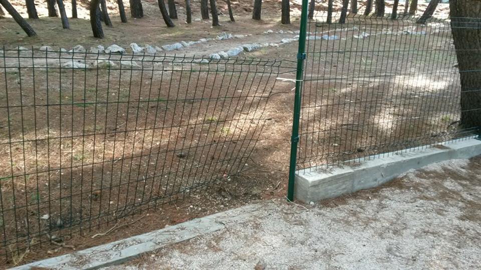 FOTO: Iščupana friško obnovljena ograda na dječjem igralištu na Vidicima
