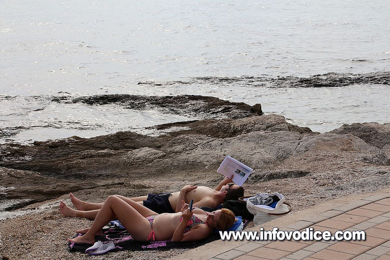 FOTO: Toplo more i neradni dan mnogi Vodičani iskoristili za jesensku banjadu
