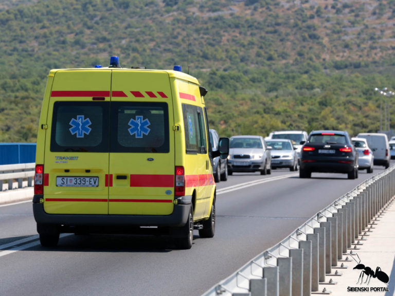 Jedna osoba preminula u stravičnoj nesreći Toyote kod čvora Pirovac, troje prebačeno u šibensku bolnicu