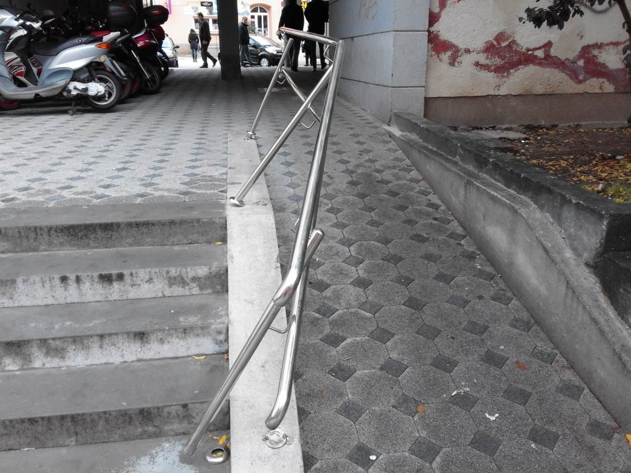 FOTO: Kome je smetao rukohvat kod Jadranske banke?!