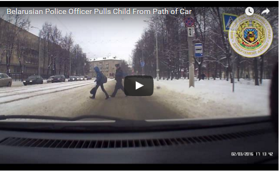 VIDEO: Hrabri policajac bacio se pred auto da spasi dijete