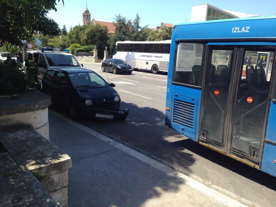FOTO: Sudar autobusa i osobnog automobila kod Poljane