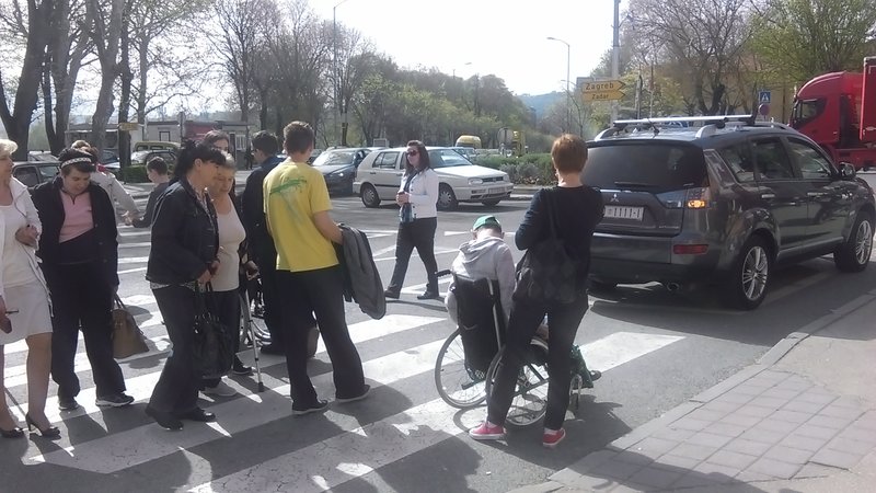 FOTO: Kninski prosvjed zbog nepristupačnosti glavne prometnice invalidima