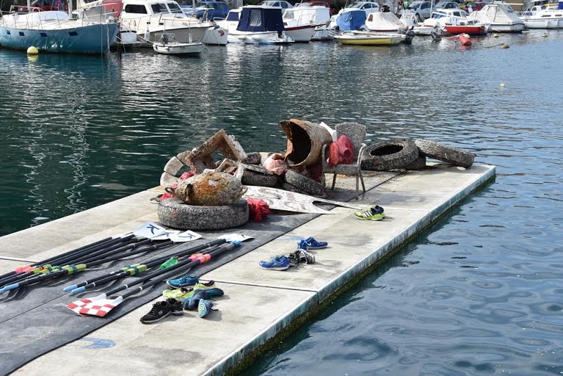 FOTO: SRAMOTA: Ronioci izronili smeće pa ga ostavili na pontonu ispred Krke!