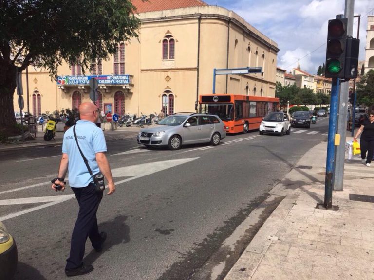 FOTO: Prometni ‘krkljanac’ kod Poljane: Pokvario se autobus