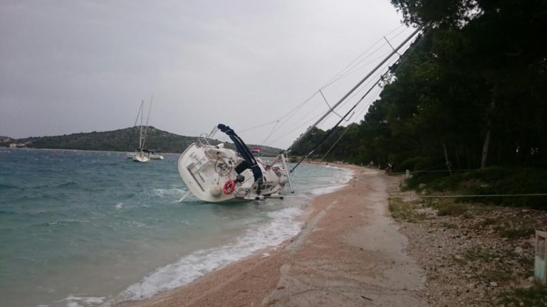 FOTO: Muke po južini: U Rogoznici se nasukala jedrilica